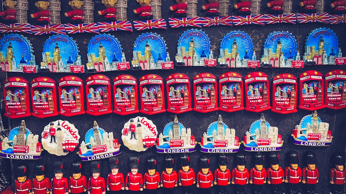 London souvenir magnets featuring iconic landmarks and guards.