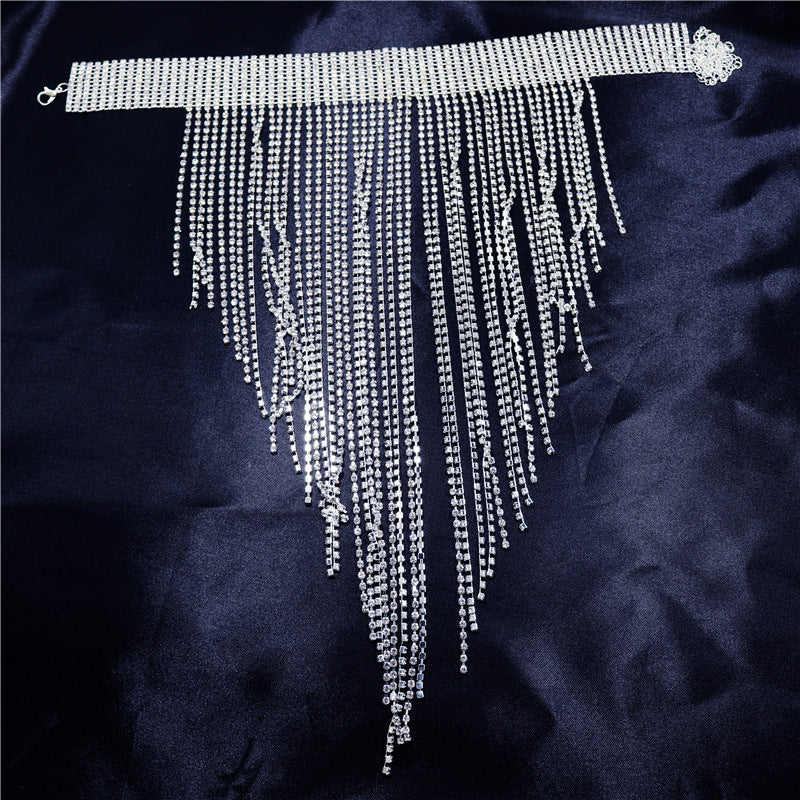 V-Neck Statement Necklace – Elegant Versatile Glow